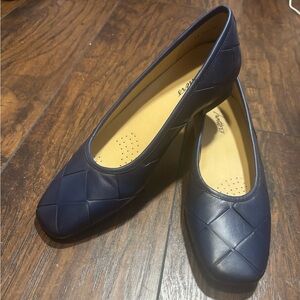 Trotters ballet flat slip ons 8 N in great condition